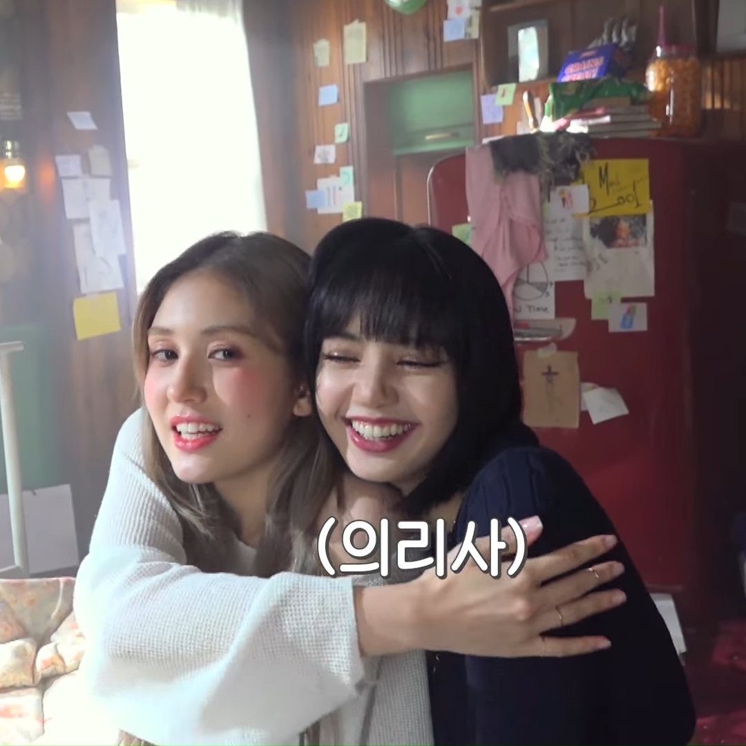 lisa and somi being wholesome together