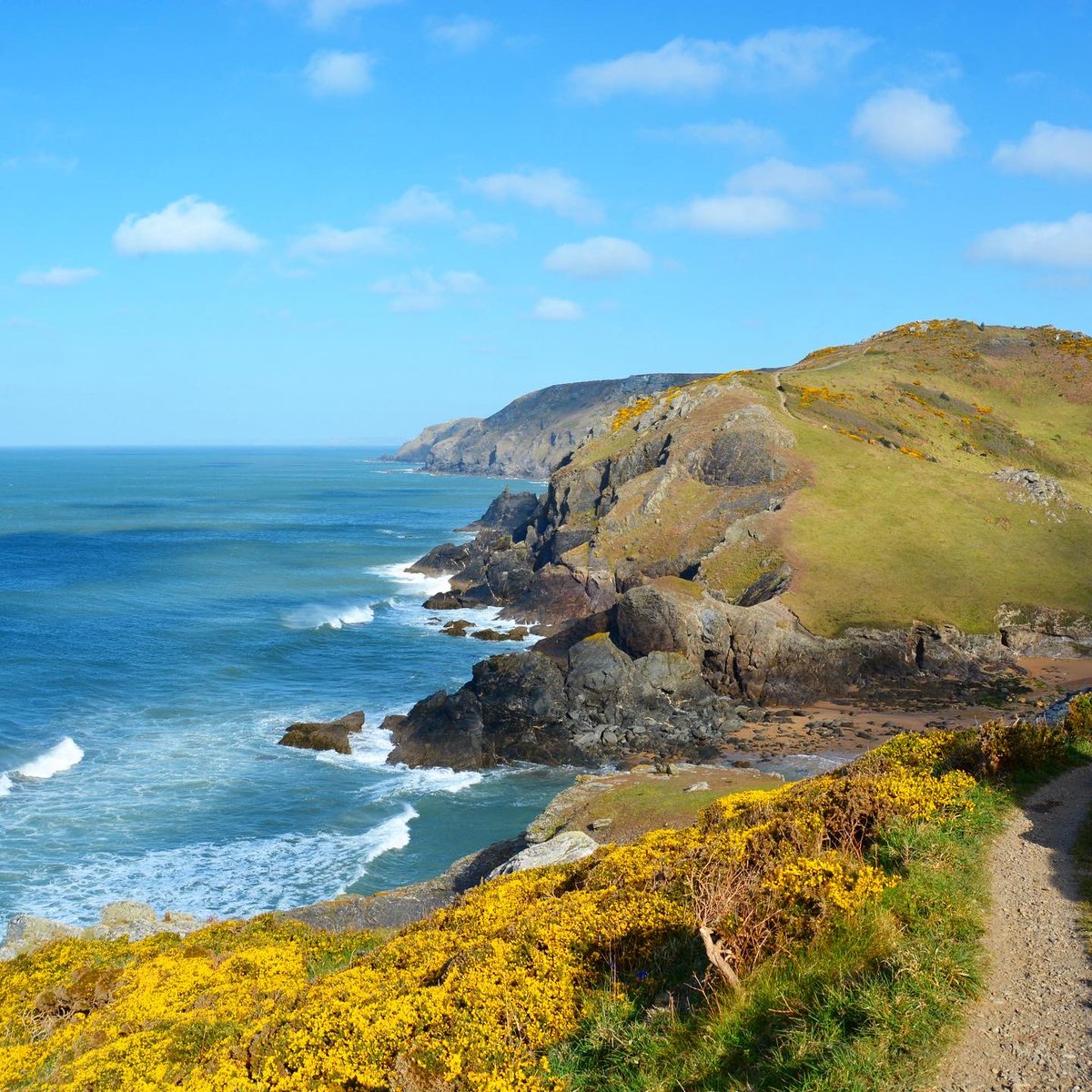 jenandsim's tweet photo. Wild coastline, incredible trails and beautiful beaches in South Devon last weekend 😍

#getoutside @OSleisure #running #devon @swcoastpath https://t.co/Oye87vY571