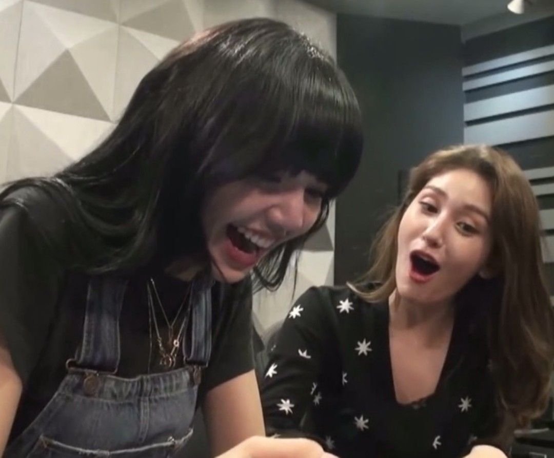 lisa and somi being wholesome together