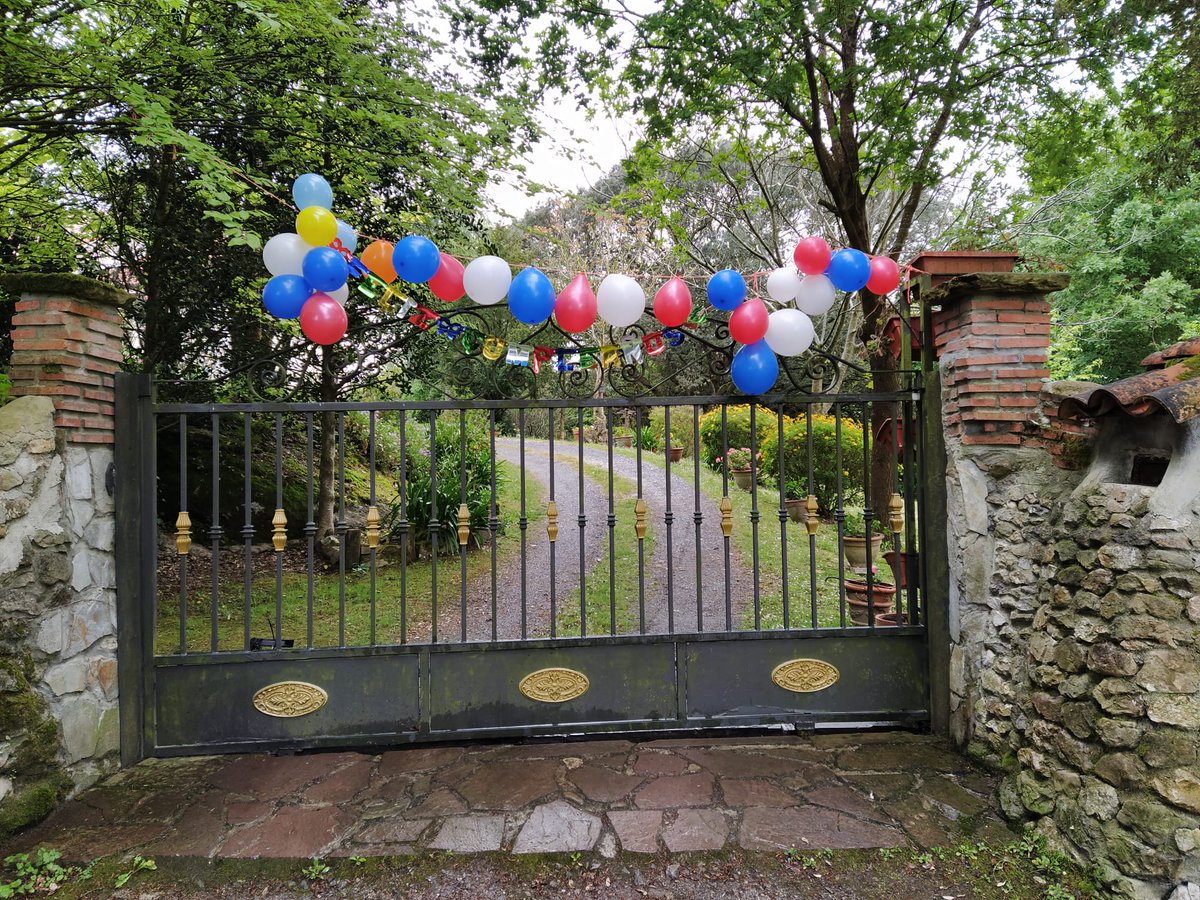 Hoy es el cumpleaños de mi hija. Por fin viene a casa después de ni sé el tiempo.
 Así le ha preparado su padre el recibimiento. 😆😆😆😆
Está chocho o no está chocho?