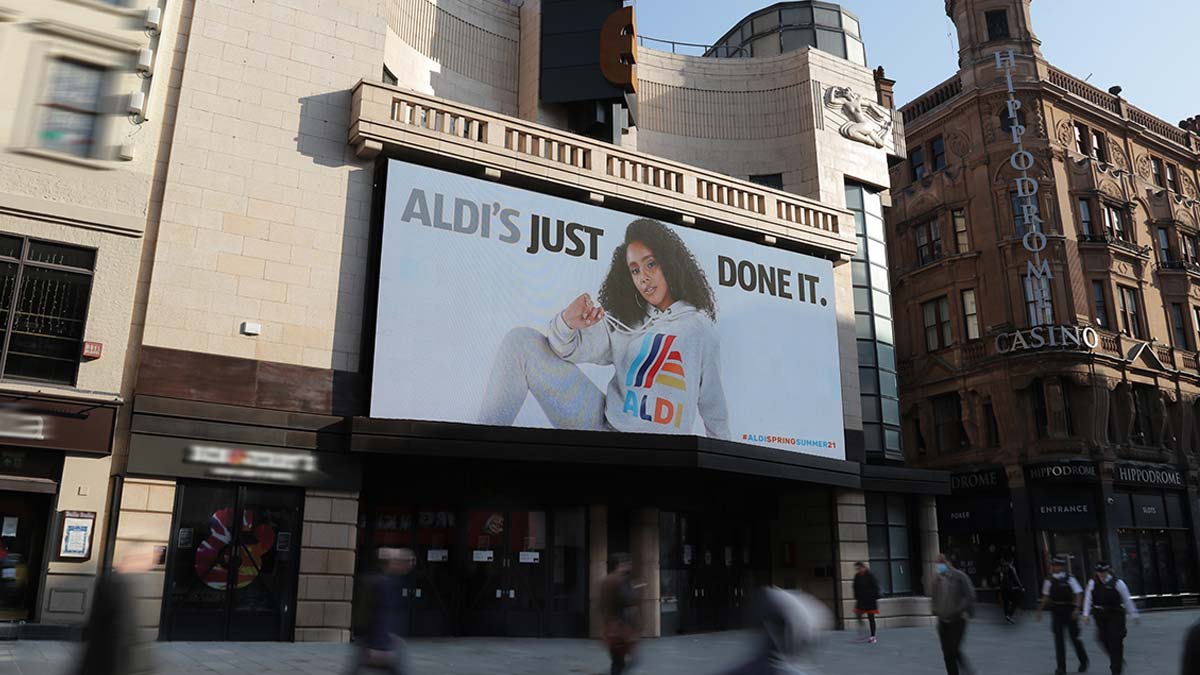 mkdirecto's tweet photo. Aldi lanza su propia línea de ropa y "se burla" de paso de Nike
 https://t.co/Cgr2rIWmnK https://t.co/2FECGTZ7sr