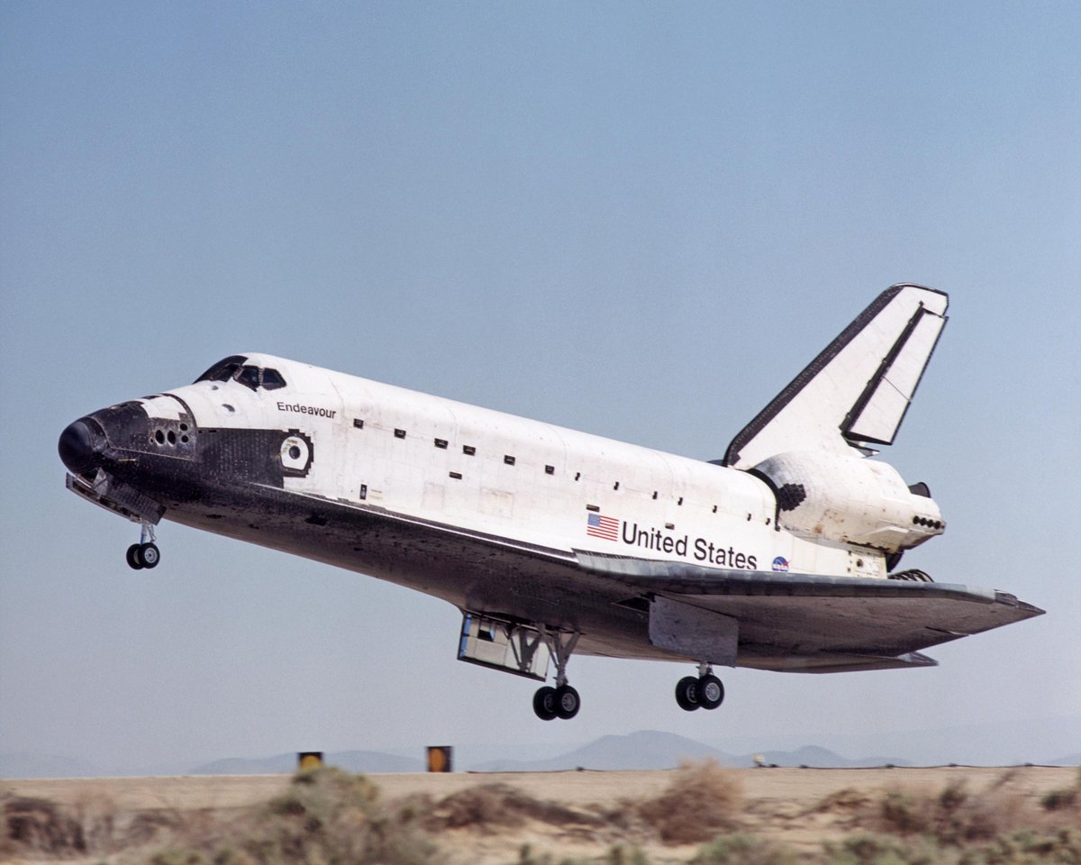 #OTD 20 years ago: 1 May 2001, #STS-100 #Endeavour lands at @EdwardsAFB with #ESA's Umberto Guidoni on board, completing a mission to install #Canadarm2 on the @Space_Station @esaspaceflight @NASAhistory @csa_asc #SpaceStation20th 👉 nasa.gov/centers/dryden…