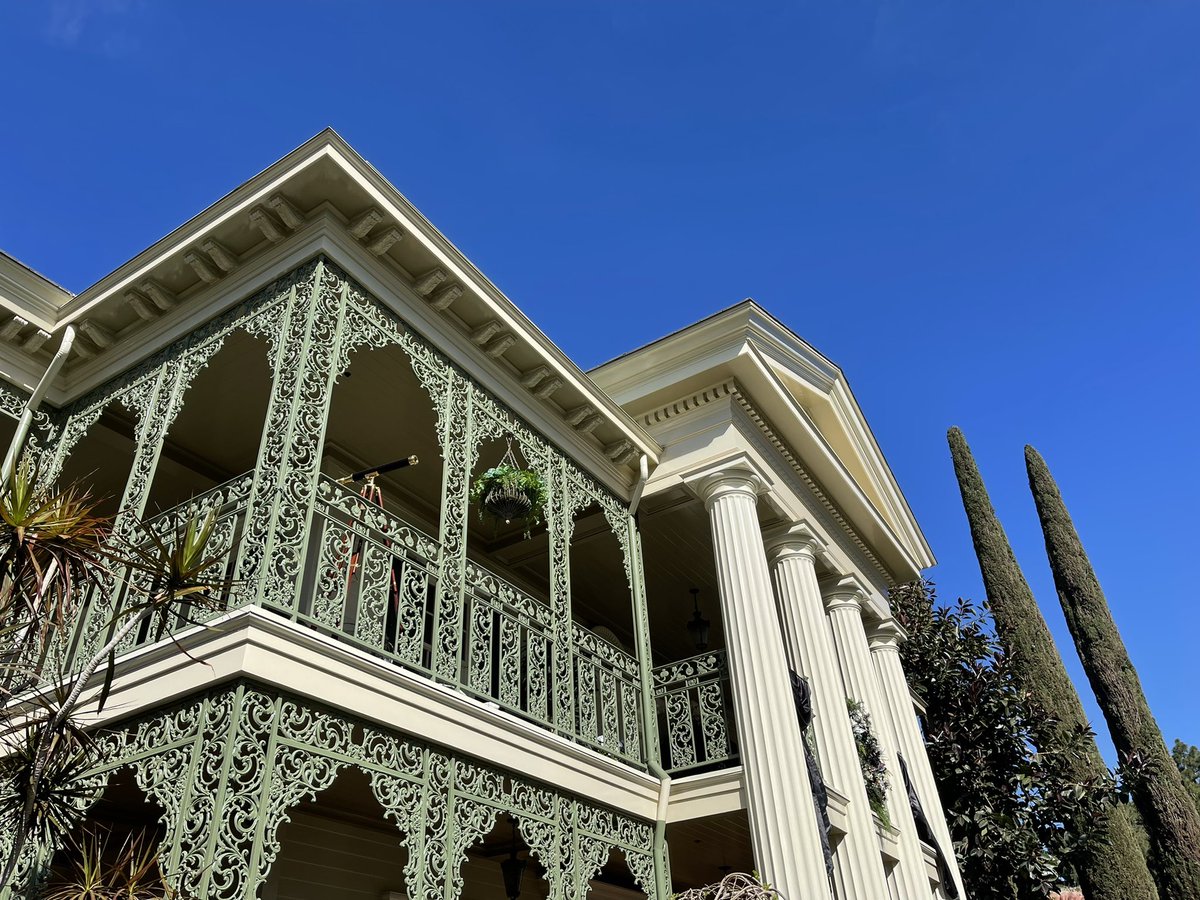 “When hinges creak in doorless chambers…” – bei  Haunted Mansion