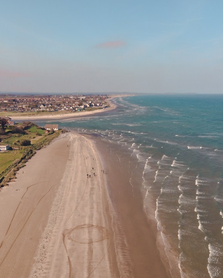DiscoverBoyneV's tweet photo. Its hard to see the vast expanse of the Boyne Valley Beaches until you see them from the air! 
.
📸An amazing capture from @LukeRedmondmedia      

@ancienteastIRL @BettystownNews 
#boynevalleybeaches #myboynevalley https://t.co/ldIgb6fjDQ