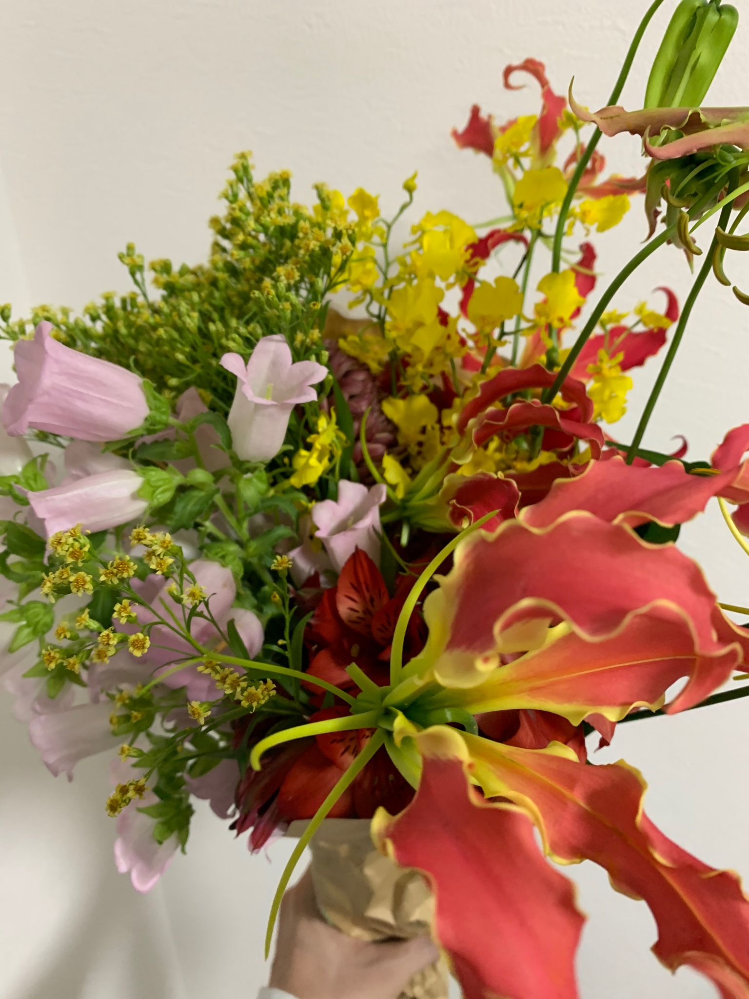 畠中祐 Official いやぁ 生け花面白すぎました なんて奥ぶけえんだ これは最後大谷先生からいただいた花束 最終回にもらうやつのような豪華さ 先生ありがとうございました そしてキティ先輩が可愛すぎました またサンリオピューロランドいきます