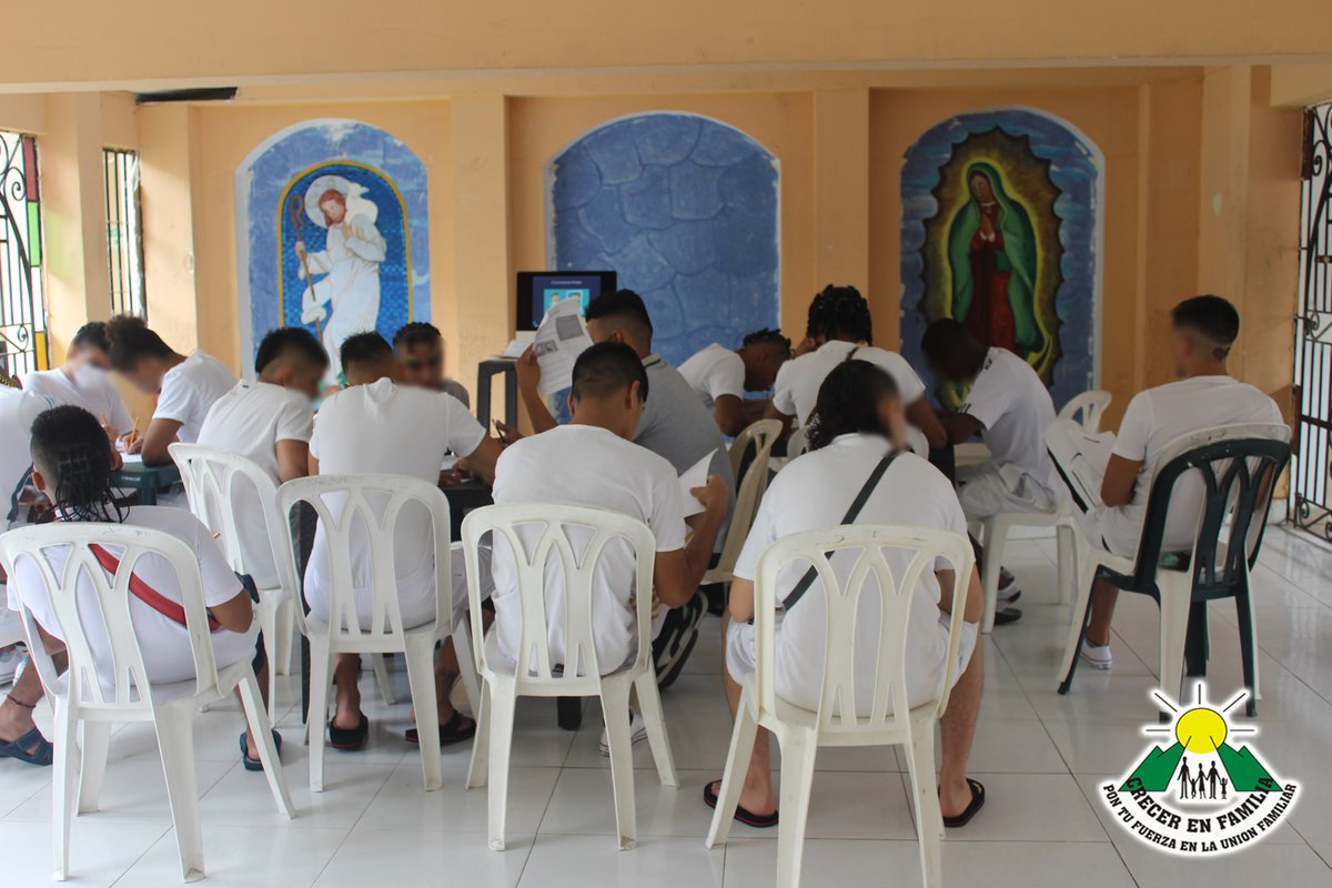 CreceFamilia's tweet photo. Actividad de retratos para el autoconcepto en el CFJ Buen Pastor @ICBFColombia @DefensoriaCol @GobValle @AlcaldiaDeCali @linaarbelaez @BravoRiomana #retratos #autoconcept #comunicación #proteccion #adolescentes #jovenes #familia #crecerenfamilia👨👩👧👦 https://t.co/lZe6OBY88A