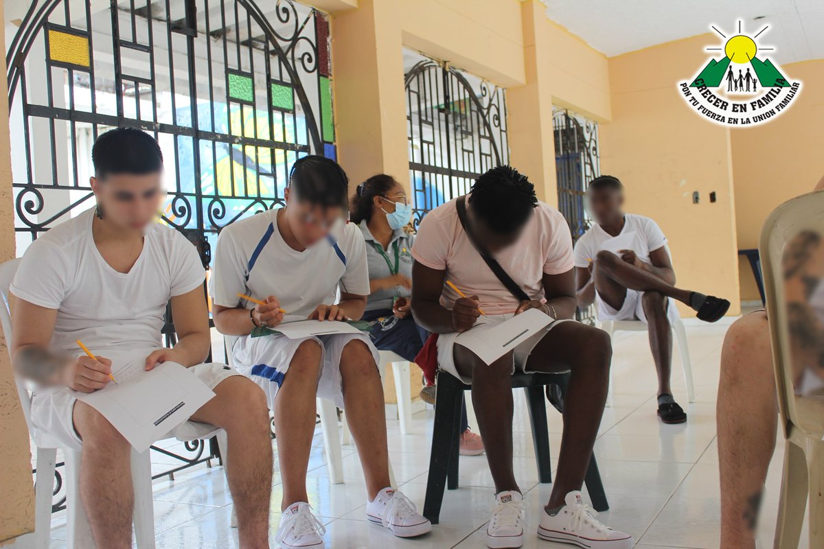 CreceFamilia's tweet photo. Actividad de retratos para el autoconcepto en el CFJ Buen Pastor @ICBFColombia @DefensoriaCol @GobValle @AlcaldiaDeCali @linaarbelaez @BravoRiomana #retratos #autoconcept #comunicación #proteccion #adolescentes #jovenes #familia #crecerenfamilia👨👩👧👦 https://t.co/lZe6OBY88A