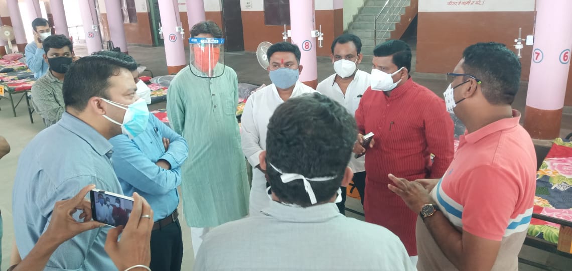 GauraavOffice's tweet photo. आज वारासिवनी नगर के अंबेडकर भवन में निर्मित अस्थाई शासकीय कोविड वार्ड सेंटर की तैयारियों का जायजा लेने राज्यमंत्री श्री नानो कावरे जी का दौरा रहा। 
@OfficeofSSC @BJP4MP @vdsharmabjp @ChouhanShivraj @BJP4India @narendramodi https://t.co/FHoWIzcNpV