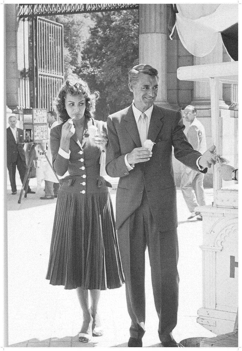 CarmenPrietoB's tweet photo. Sofia Loren y Cary Grant tomando un helado en la puerta de El Retiro. Vinieron a España a rodar "Orgullo y Pasión"(Stanley Kramer, 1957) https://t.co/W9o3f07iSa