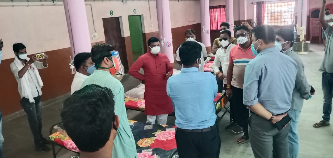 GauraavOffice's tweet photo. आज वारासिवनी नगर के अंबेडकर भवन में निर्मित अस्थाई शासकीय कोविड वार्ड सेंटर की तैयारियों का जायजा लेने राज्यमंत्री श्री नानो कावरे जी का दौरा रहा। 
@OfficeofSSC @BJP4MP @vdsharmabjp @ChouhanShivraj @BJP4India @narendramodi https://t.co/FHoWIzcNpV