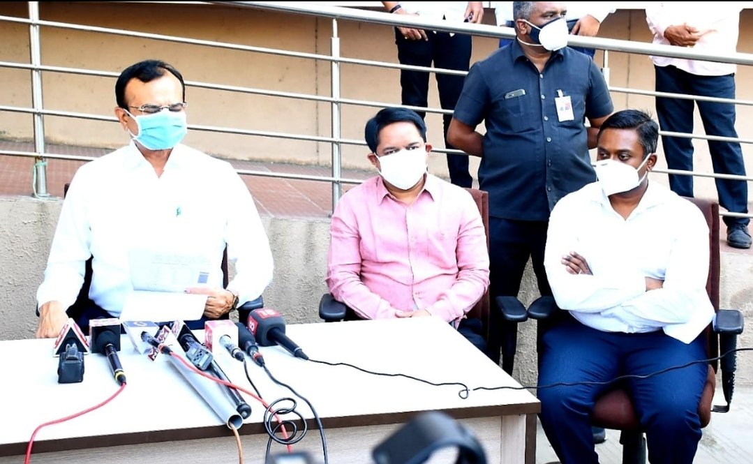 ArunMaheshIAS's tweet photo. Review of #covid response and field visit to singarwa subdistrict hospital at #Ahmedabad by H'ble State Home Minister @PradipsinhGuj. The hospital is serving patients of daskroi and AMC outer limits in the #COVIDEmergency2021 https://t.co/djW22vW6pH