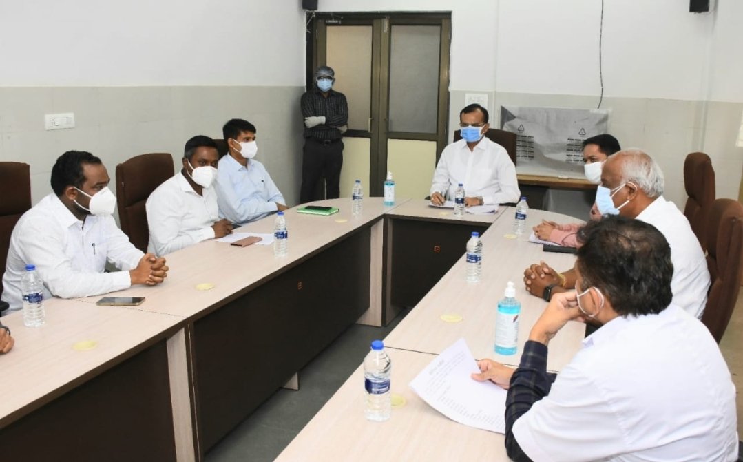 ArunMaheshIAS's tweet photo. Review of #covid response and field visit to singarwa subdistrict hospital at #Ahmedabad by H'ble State Home Minister @PradipsinhGuj. The hospital is serving patients of daskroi and AMC outer limits in the #COVIDEmergency2021 https://t.co/djW22vW6pH
