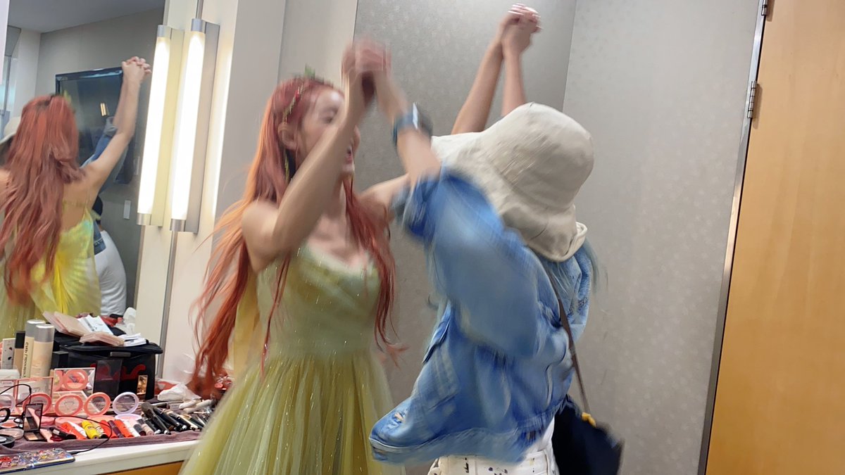 WM_OHMYGIRL's tweet photo. #밈피디 #우리금손 #내칭구 #행복하자

밈 생일 넘넘 축하해 
브이앱 너무 잘 봤어 
너가그랬지 내가 너의 엽사 없을꺼라구 ㅋㅋ 맞았어 정답이야 ㅋㅋ
하지만 하나 아쉽고 속상한건 
너가 찍어준 내 사진은 많은데 내가 널 담은 사진이 마땅히 없다는게 넘 아쉬워 이제 부터 많이 담는다 ㅋ
사랑해 https://t.co/vk28bSvjlp