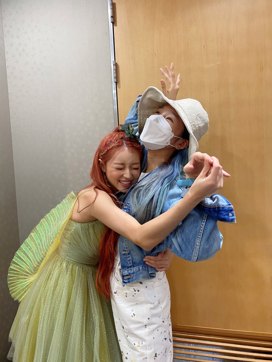 WM_OHMYGIRL's tweet photo. #밈피디 #우리금손 #내칭구 #행복하자

밈 생일 넘넘 축하해 
브이앱 너무 잘 봤어 
너가그랬지 내가 너의 엽사 없을꺼라구 ㅋㅋ 맞았어 정답이야 ㅋㅋ
하지만 하나 아쉽고 속상한건 
너가 찍어준 내 사진은 많은데 내가 널 담은 사진이 마땅히 없다는게 넘 아쉬워 이제 부터 많이 담는다 ㅋ
사랑해 https://t.co/vk28bSvjlp