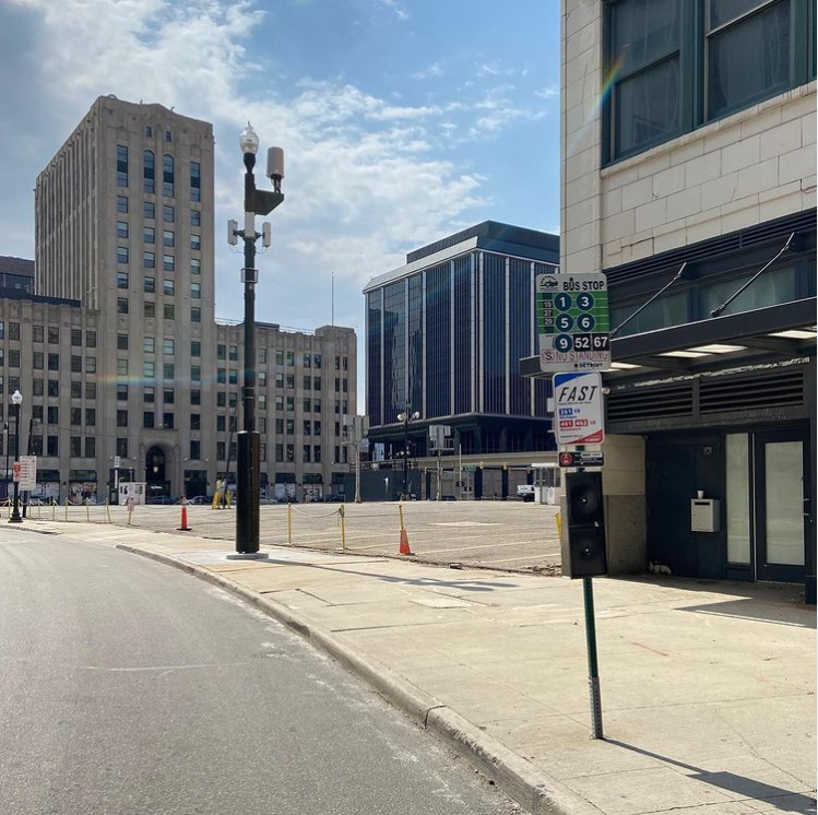 TransitGuideDET's tweet photo. Today's #HiddenBusStop is at the SW corner of Washington &amp; Michigan Ave. Its close to @WestinDetroit, @BedrockDetroit's ThePress/321, @HouzeLiving &amp; @hotelindigo. You can take #9-Jefferson to Belle Isle, #6-Gratiot to @EasternMarket  Market or @fordfield 1/3 https://t.co/8RgJEWvd5B
