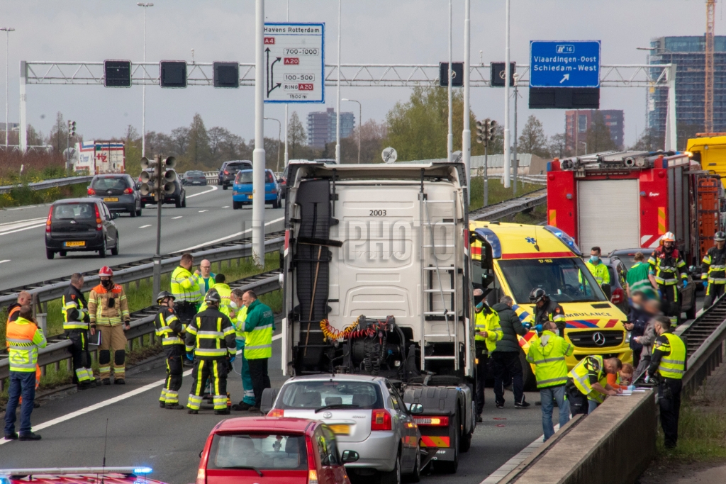 Vlaardingen/Schiedam - Meerdere gewonden bij aanrijding op de A4 net na de Beneluxtunnel: ?..