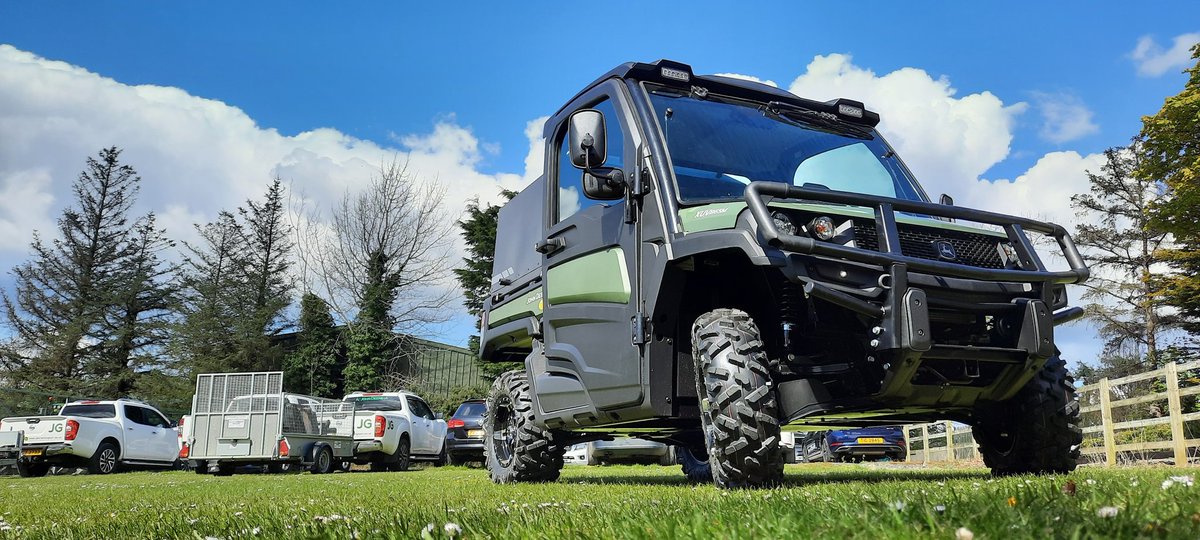 RickyNei11's tweet image. Great way to finish the week! The awesome @JohnDeere XUV 865M in Olive and Black. A few extras were added including black alloys, front lights and the @hmeuk livestock canopy. Right at home, parked next to another well known off roader ⛰🏔⛰ #professional #strengthreliability