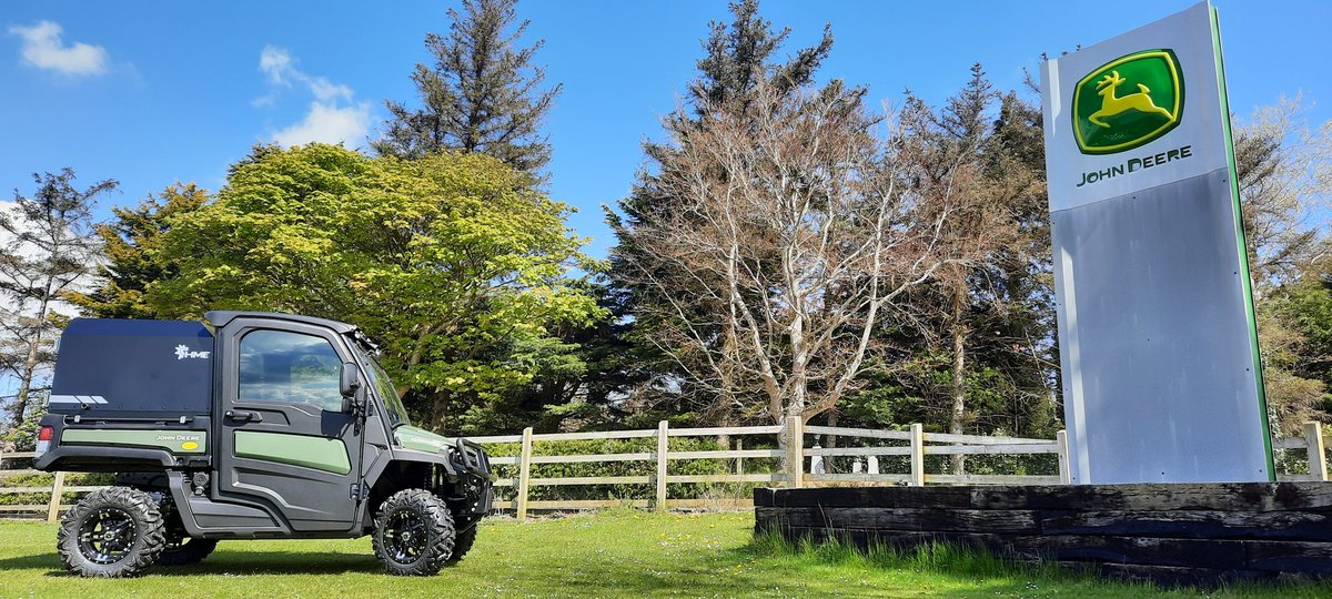 RickyNei11's tweet image. Great way to finish the week! The awesome @JohnDeere XUV 865M in Olive and Black. A few extras were added including black alloys, front lights and the @hmeuk livestock canopy. Right at home, parked next to another well known off roader ⛰🏔⛰ #professional #strengthreliability