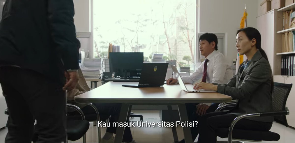  HAN JOONHWIAkhirnya dia (harus) masuk Law SchoolTp sblm itu, hbs gagal ujian yudisial, dia masuk Univ Polisi tp terus keluar dan memilih Law School, knp?Dulu dia mau jadi jaksa spt pamannya, skrg dia mau jadi jaksa untuk menghentikan orang2 spt pamannya  #LawSchool