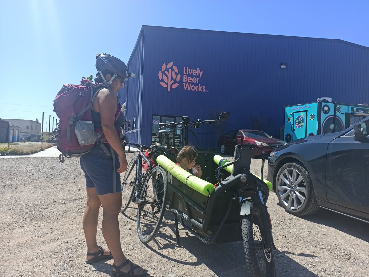 carlitecarfangs's tweet image. #30DaysOfBiking Day 25: @LivelyBeerworks for drinks, with food from @BeetBoxTruck, with a friend on a great downtown outdoor patio.

#BikeLocalShopLocal
#CargoBikeWeekends
