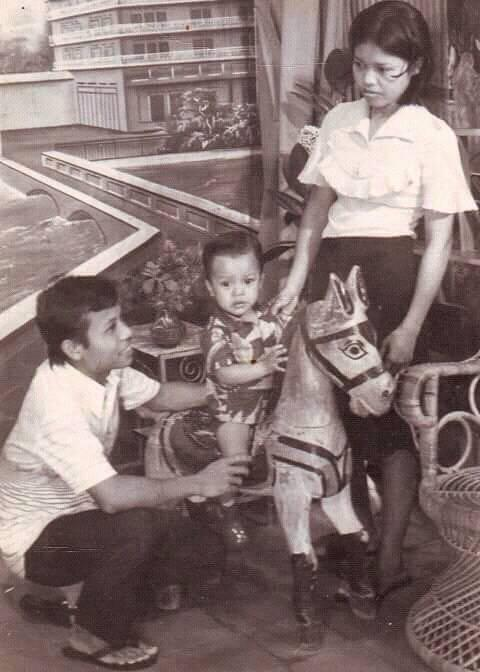 Pemotretan di Studio foto Pak Slamet Kotagede. tahun 70 an. saiki jarane wes gede. 😂.