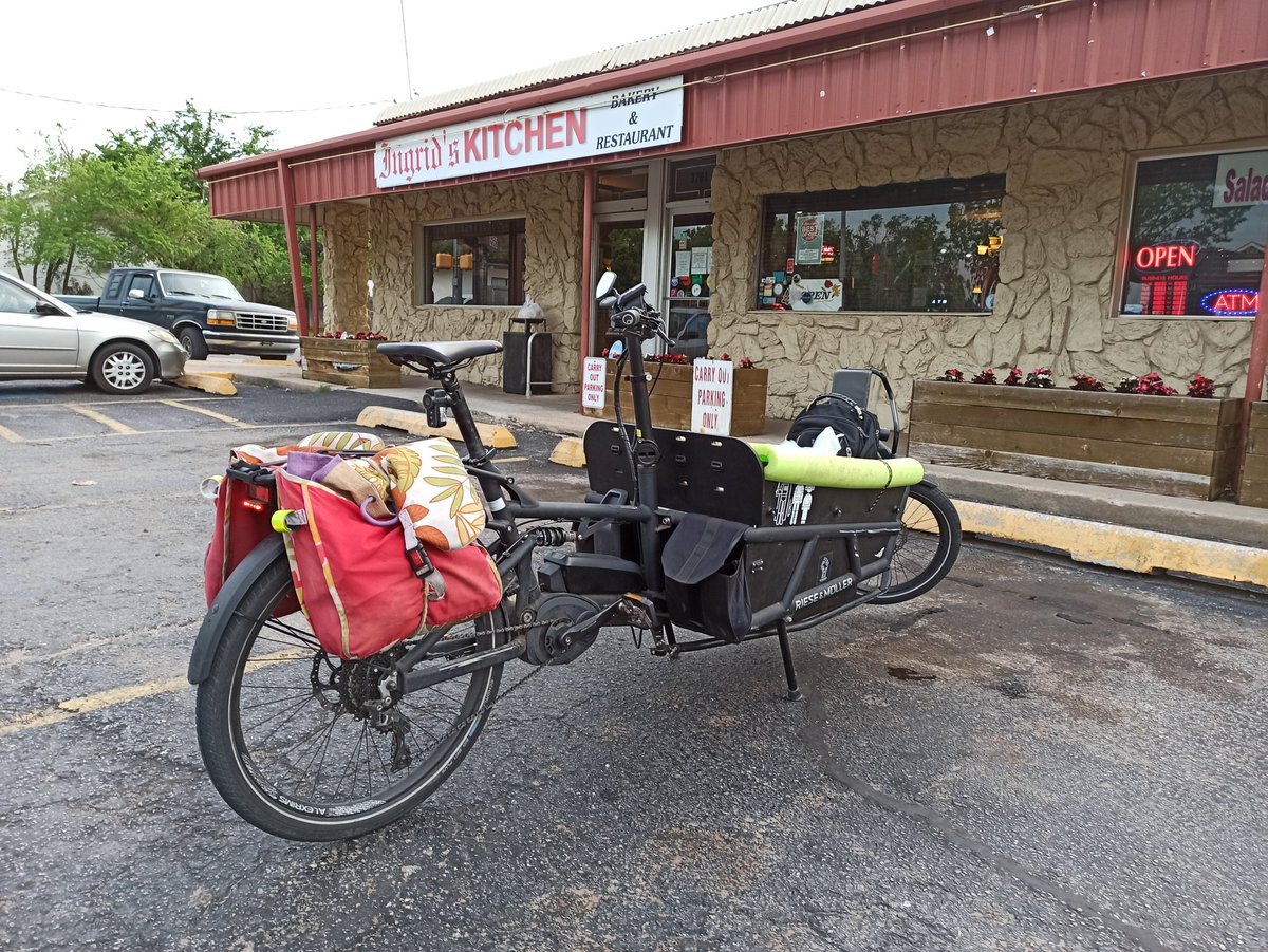 carlitecarfangs's tweet image. #30DaysOfBiking Day 26: Explored a new route on the way to work, discovered a horse ranch. Also, daycare, and Ingrid&apos;s to go for dinner at the park. Nice conversation with the owner, and led to a free sample of baklava. 

#BikeLocalShopLocal
#LocalBusinessLocalFriends