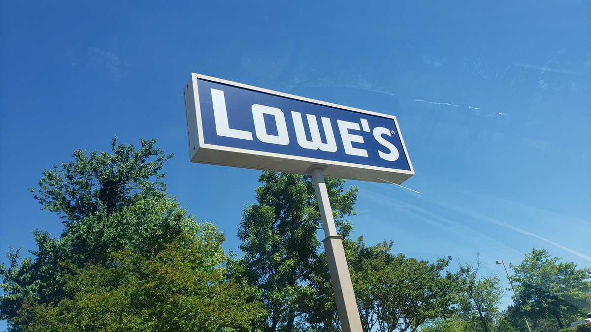 onlyoneclay's tweet photo. This place is a #joke @Lowes why the hell would you block off 1/5 of your small ass parking lot then have it where you have to block 1 of 2 entrances just to unload trucks. #getittogether #whatvajoke https://t.co/UczQyPx3Zb