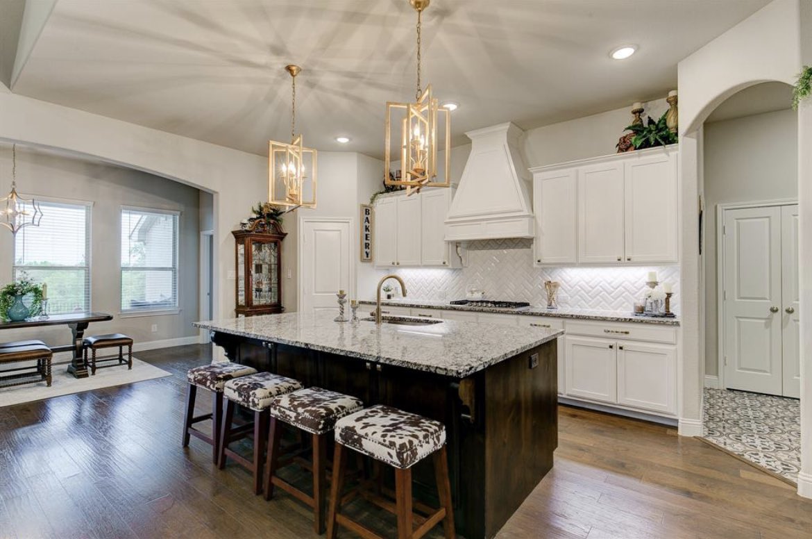 kimmccall777's tweet photo. 🤩Aledo Beauty!!! 3/3/3 STUNNING &amp; Immaculate home nestled on the greenbelt in Point Vista at Parks of Aledo. EXQUISITE home boasting with stlye, class, &amp; comfort featuring custom upgrades throughout! $474,900

https://t.co/jLLzR7HDfc https://t.co/xtEcEBhhU3
