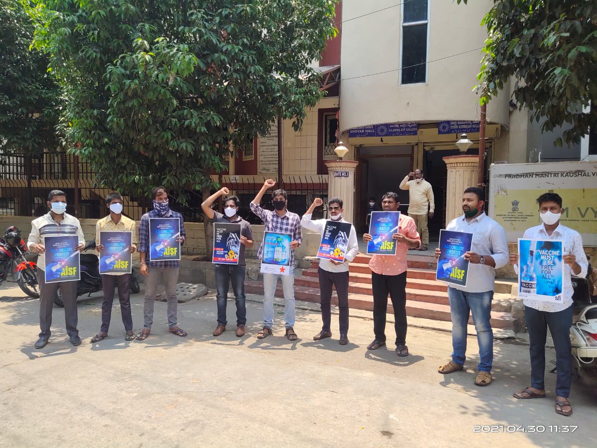 SFI_CEC's tweet image. Protest demanding vaccine for everyone by SFI in different states. 
#VaccineForAll