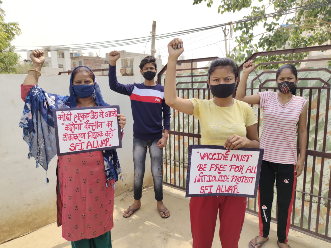 SFI_CEC's tweet image. Protest demanding vaccine for everyone by SFI in different states. 
#VaccineForAll