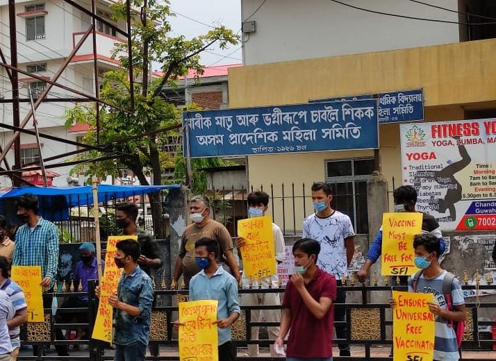 SFI_CEC's tweet image. Protest demanding vaccine for everyone by SFI in different states. 
#VaccineForAll