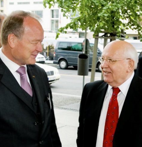 Russia & Germany - what next?It’s a perilous moment in the internal & external development of Russia.Few understand Russia & Germany better than Ernst-Jörg von Studnitz (below with Mikhail Gorbachev).In a recent article he says Nordstream 2 & old thinking must go. A /1.