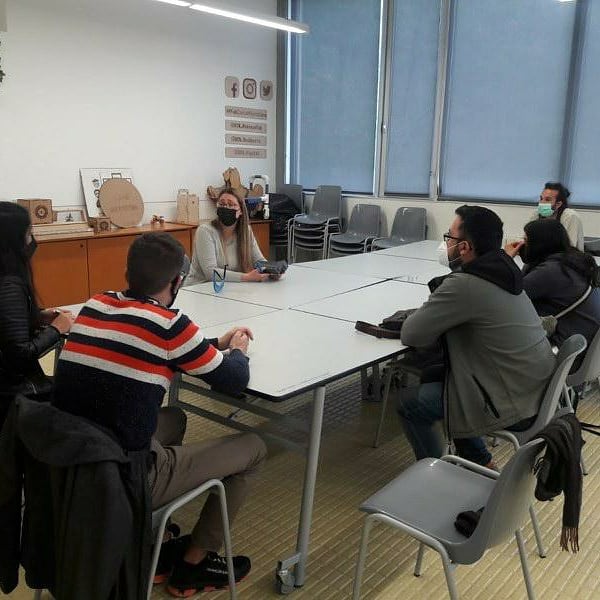GeografiaUB's tweet photo. I més! #GeoAlumnes de Disseny i Gestió de Projectes, han visitat l'Ateneu de Fabricació @ateneubcn de Ciutat Meridiana.
➡ amb la professora Dra. Jennifer Thiers aprenent l'ecosistema #Maker a nivell municipal de #Barcelona. #emprendre i #innovar un #doiter #FemGeografiaUB💛🌍 https://t.co/JE3gvLf0Oq