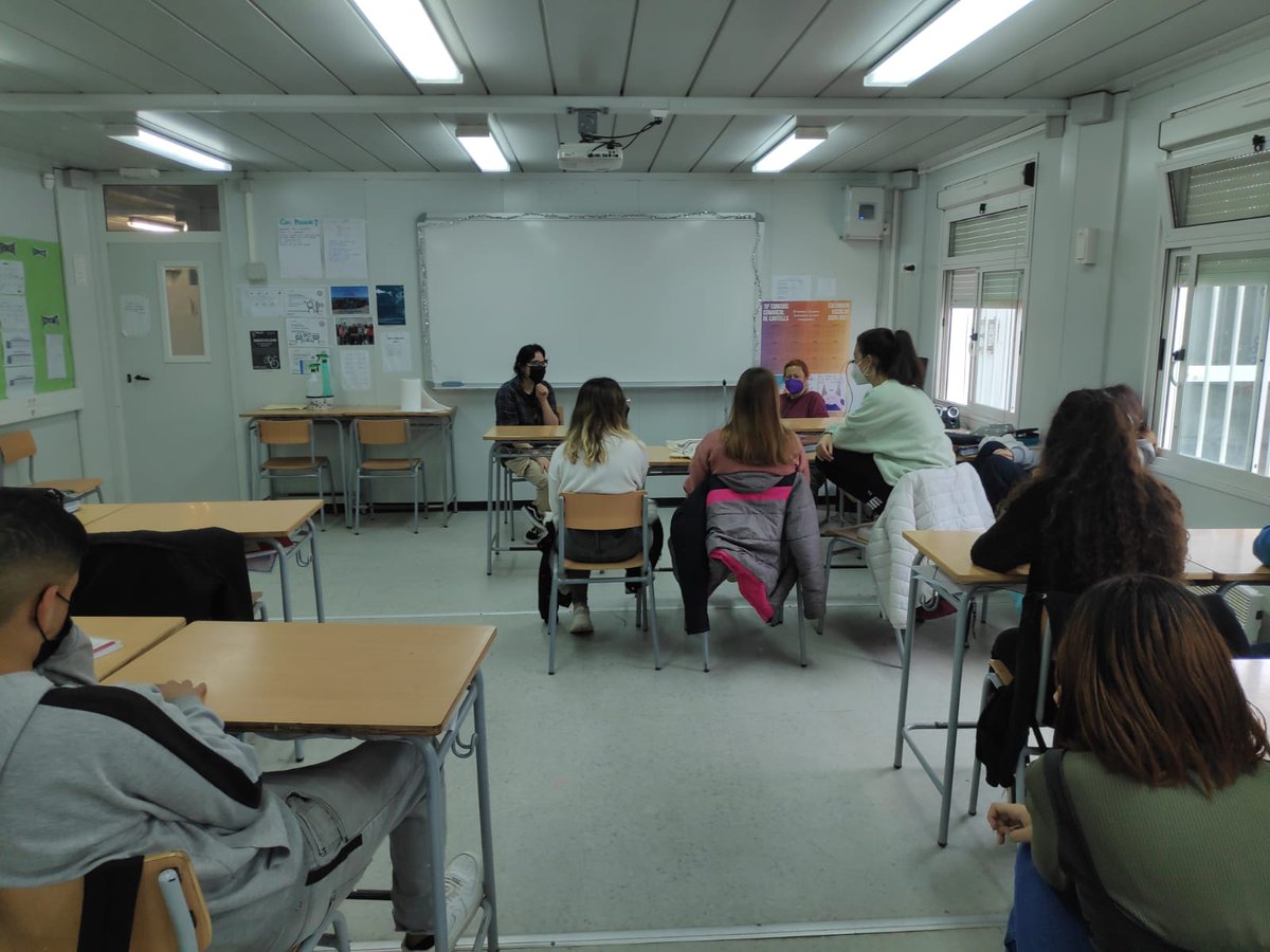 Avui la Sara ens ha vingut a fer una xerrada sobre el batxillerat artístic. Ens ha informat en base a la seva experiència. Moltes gràcies Sara‼️