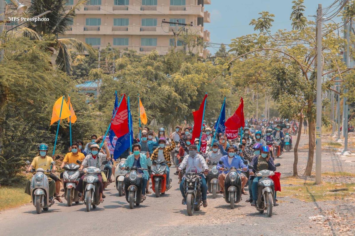 chitsuhtway_su's tweet photo. Anti coup protest in #Mandalay. Incredible courage and strength of Myanmar people for democracy. #WhatsHappeningInMyanmar #SaveMyanmar photos- The Irrawaddy https://t.co/dRkiQNnpF6