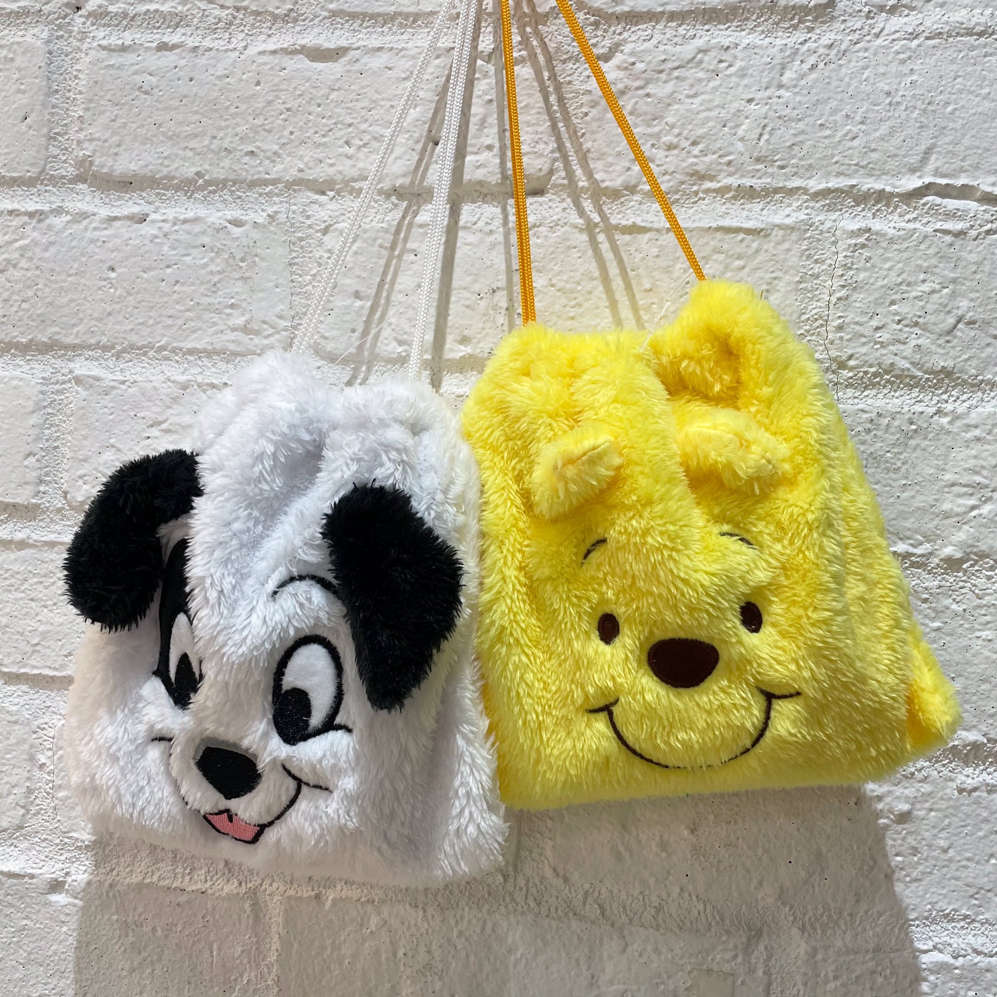 サンキューマートイオンモール岡山店 新商品 大人気ディズニーグッズに 巾着が仲間入りしました フワフワもこもこで触り心地 抜群です お菓子やメイクグッズなど たっぷり入ります もちろん全品390円 税 税込429円 可愛いと