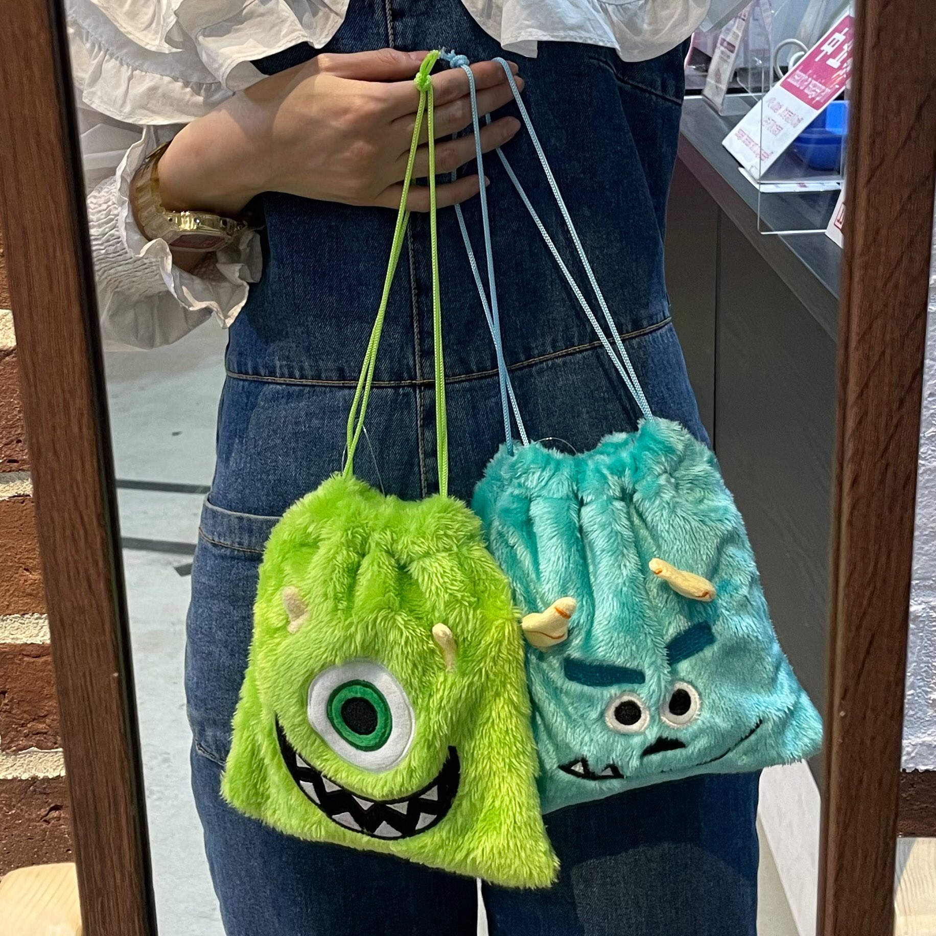 サンキューマートイオンモール岡山店 新商品 大人気ディズニーグッズに 巾着が仲間入りしました フワフワもこもこで触り心地 抜群です お菓子やメイクグッズなど たっぷり入ります もちろん全品390円 税 税込429円 可愛いと