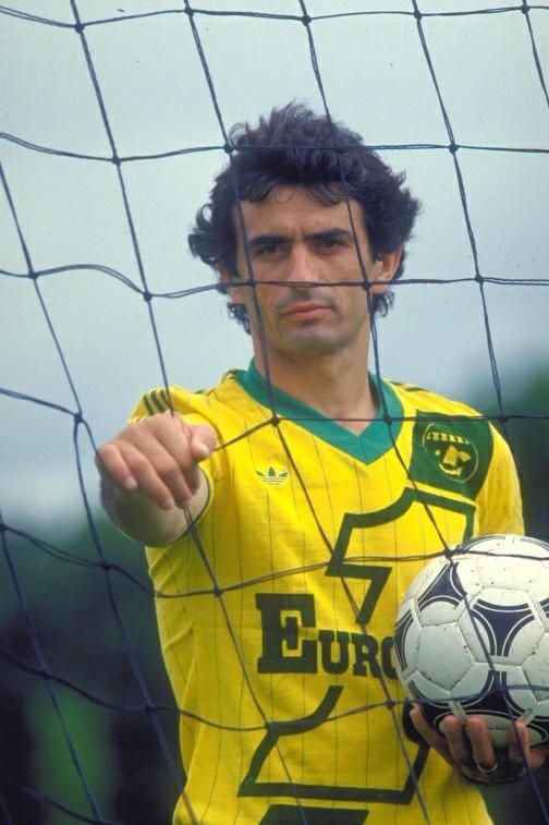 Découvre l'histoire du FC Nantes et de ses maillots vintages comme celui-ci porté par Vahid Halilhodzic 🟡 L'histoire du FC Nantes c'est ici 👉 bit.ly/2PH8gJi Nos maillots rétro 👉 bit.ly/2Q0cewQ