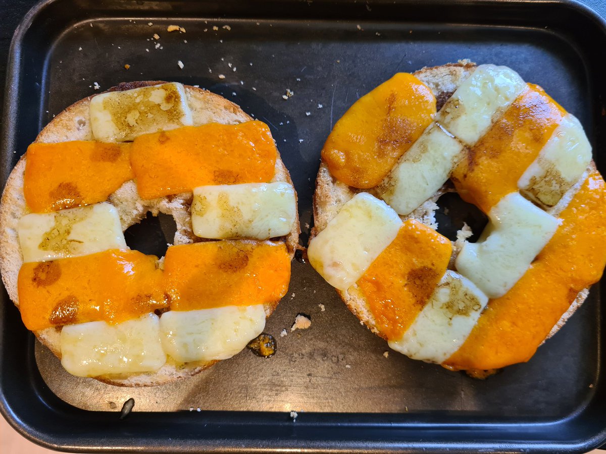 hughesarmy's tweet photo. @felixwhite @jimmy9 @gregjames 

Cheese on (chive &amp; red onion) bagels. Thoughts? https://t.co/feUlkqbwW3