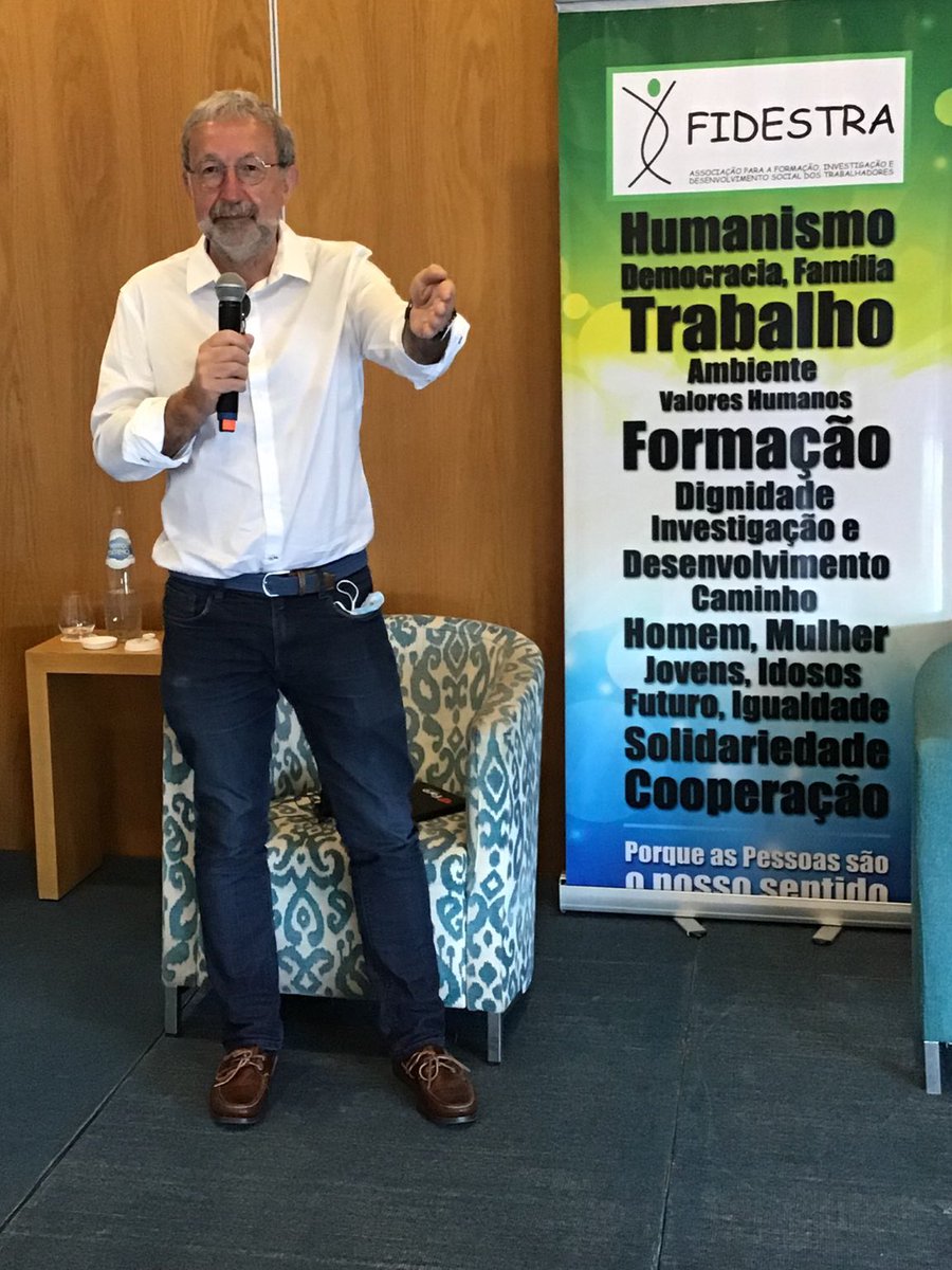 JoThouvenel's tweet photo. À l’invitation de mes amis de #Fidestra au Portugal, intervention sur l’impact du covid en France et ses conséquences sociales. https://t.co/IpHCm12Fhy