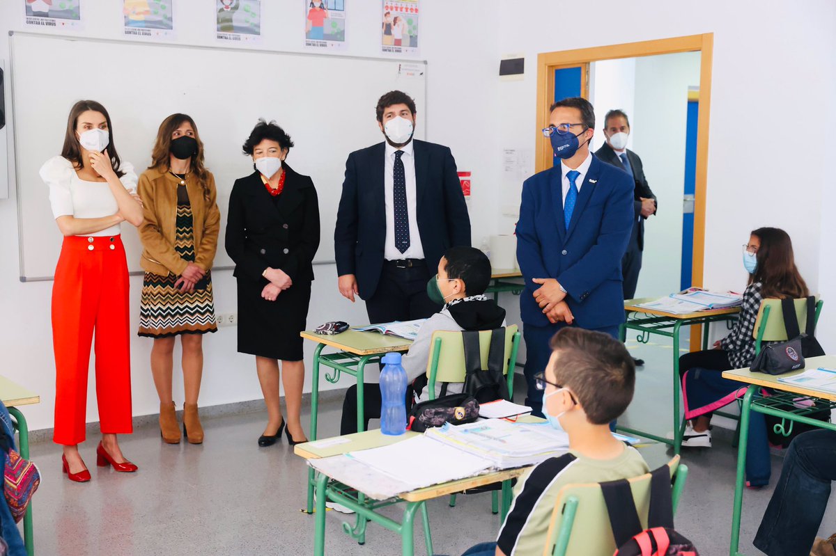 La Reina visita varias aulas del CPEIBas “Guadalentín”, en las que estudian alumnos con patologías poco frecuentes. VI Congreso Educativo sobre Enfermedades Raras <a href="/FEDER_ONG/">FEDER | Enfermedades Raras</a> casareal.es/ES/Actividades…