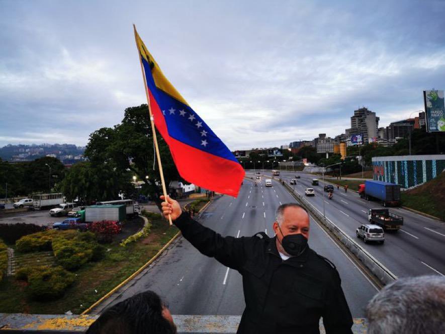 dcabellor's tweet image. Amanecieron en Altamira, otro ataque contra la Patria, la derecha y los quinta columna creyeron que se trataba del guion perfecto, algo les salió mal, se olvidaron de los Patriotas, del Pueblo, de la FANB, la realidad se impuso, no pudieron ni podrán. Nosotros Venceremos!!