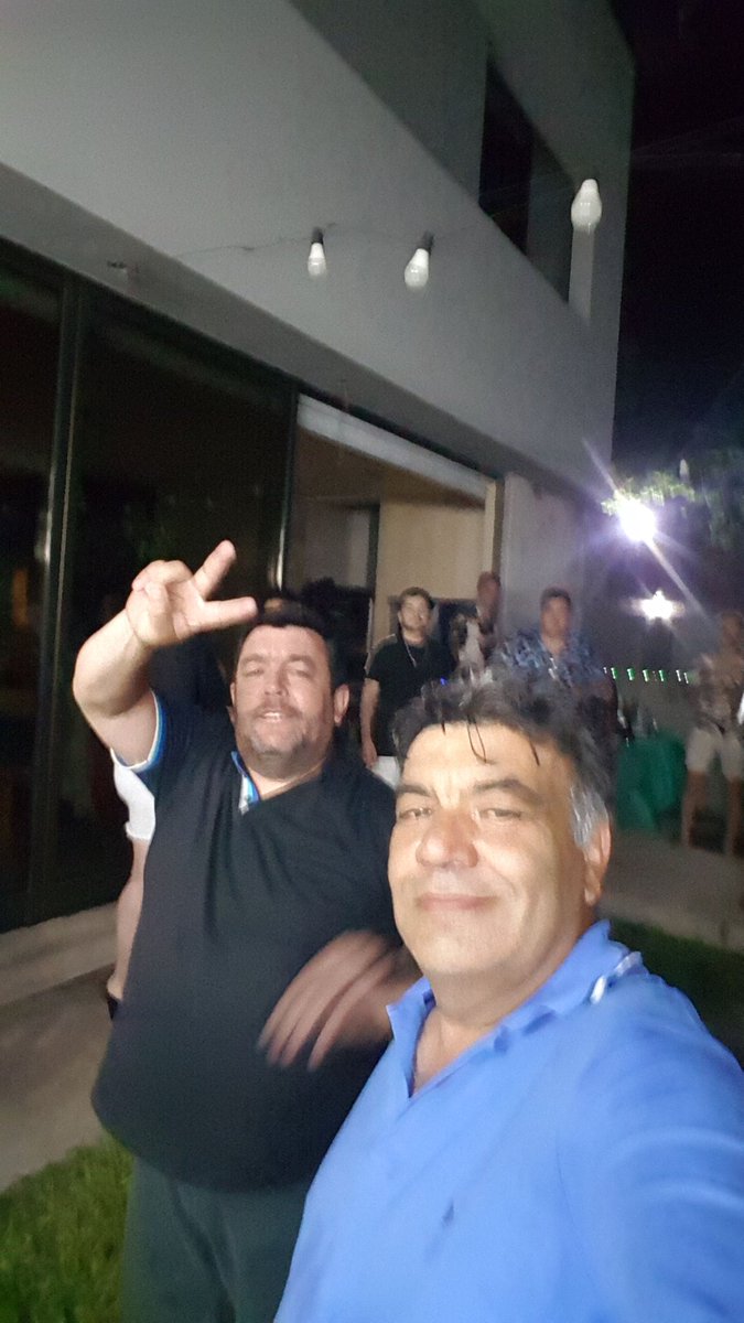 Hoy cumple años un amigo particular e incondicional que me dió la vida.
FELIZ VIDA <a href="/walterduendes/">Walter</a> !!!
Gracias por tanto, gordo.