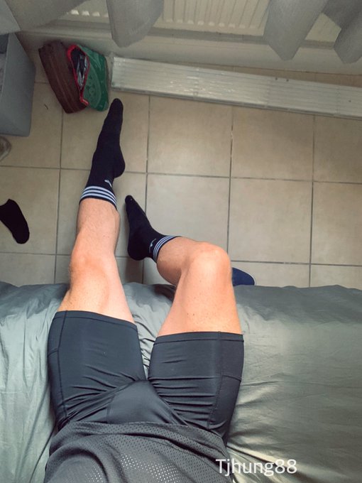 Let me wrap my thighs around your waist ????♂? https://t.co/rwnEu7yjim