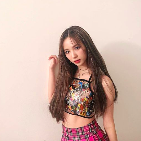  #StanWorld  #CherryBullet  @cherrybullet love so sweet jiwon was so gorgeous in this skirt with her cowboy boots omg