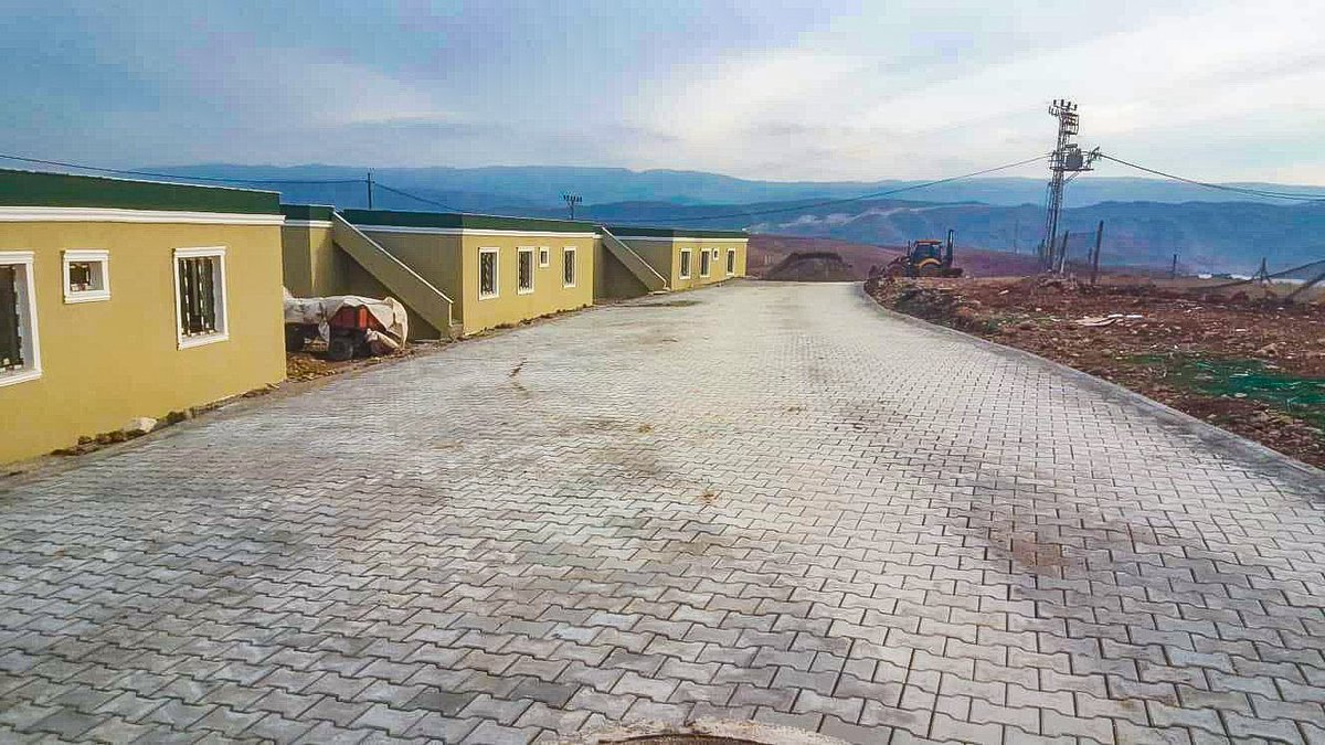 Beşiri ilçemize bağlı Başarı köyü yeni yerleşim yeri BSK asfalt yapımı ve köy içi parke taşı döşeme çalışmaları tamamlandı.

1.300 metre uzunluğunda inşa edilen asfalt yol yapımının ardından 6.000 m² parke taşı döşeme çalışması gerçekleştirildi.