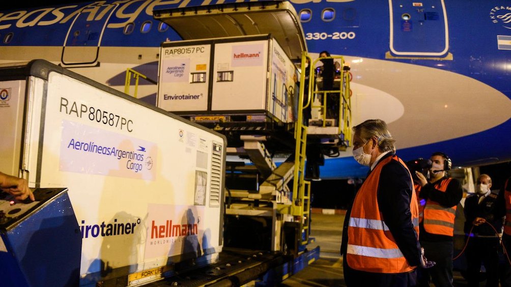 PabloGBozzolo's tweet image. Los argentinos pusieron el cuerpo para probar la vacuna de Pfizer y no obtuvimos nada.

Se renovó el Swap con China de pero los chinos no aceptan los yuanes para comprar vacunas.

Compramos vacunas pero debemos ir a buscarlas y encima nos sale más caro? 

Nos ven la cara.