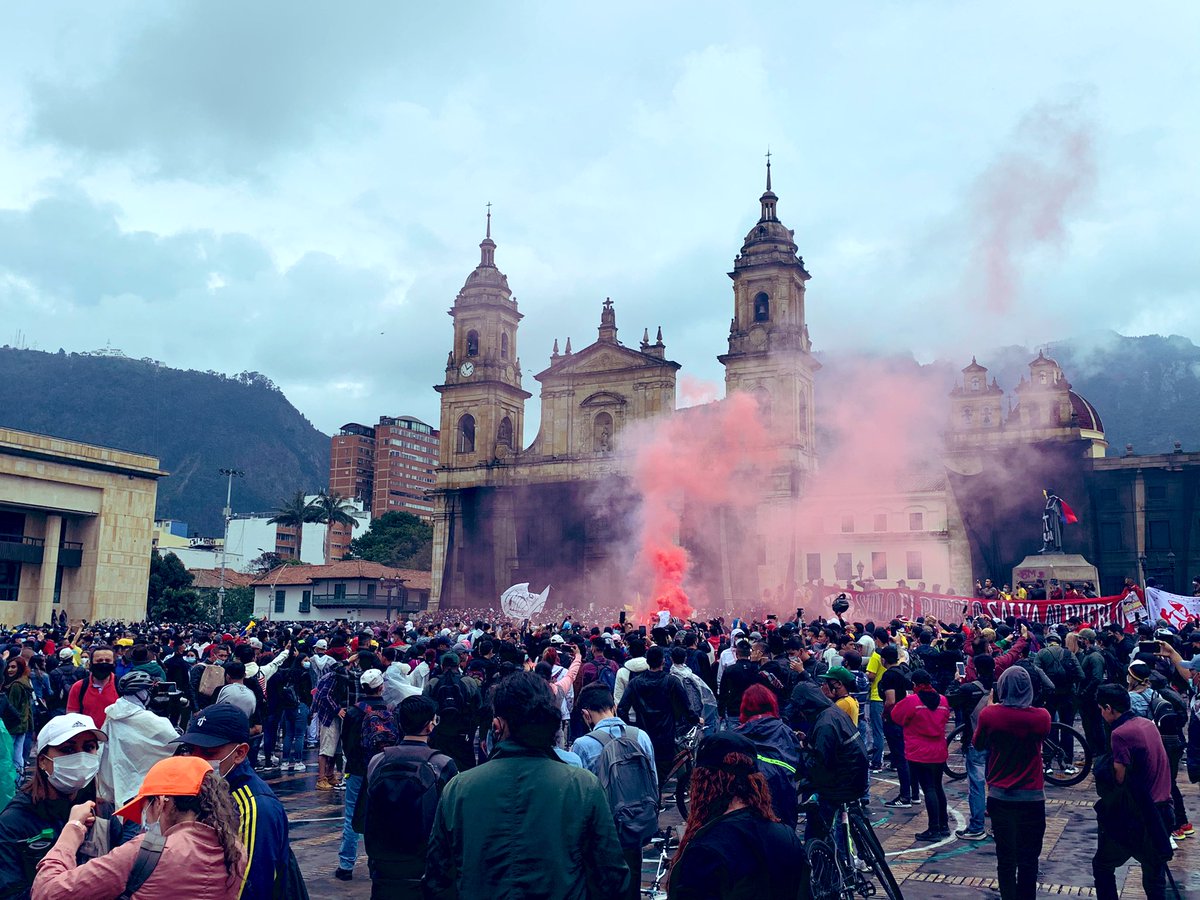 2zColombia's tweet photo. Hacemos esto por nuestro pais, porque lo amamos y porque nos duele Colombia.
Luchamos con dolor por la injusticia, nuestras vidas, nuestro bolsillo, nuestro futuro, por Colombia: por los que fueron, por los que somos y por los que serán.
#Colombia #ParoNacional https://t.co/q54LjziBYI