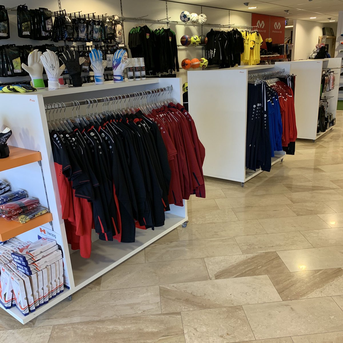 📢 𝗔𝗹𝗹𝗲𝗲𝗻 𝘃𝗮𝗻𝗱𝗮𝗮𝗴 𝗲𝗻 𝗺𝗼𝗿𝗴𝗲𝗻 in onze Teamshop: op verschillende artikelen van de gehele #Jako Competition 2.0-lijn maar liefst 𝟰𝟬% 𝗸𝗼𝗿𝘁𝗶𝗻𝗴! 🤑

De laatste maten hangen in de winkel en daarbij geldt op is op. Tot snel! 👋🏼

#MutaSport #Teamshop
