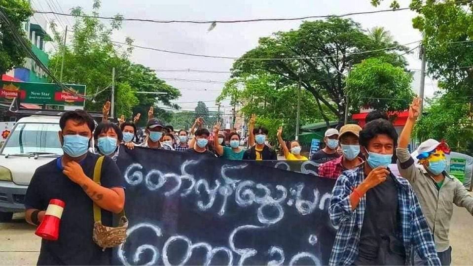 SOUTH DAGON, Yangon: Terrorists (#Myanmar security forces) abducted 4 protesters during a crackdown on protesters this morning.

#Apr30Coup #WhatsHappeningInMyanmar #MilkTeaAlliance